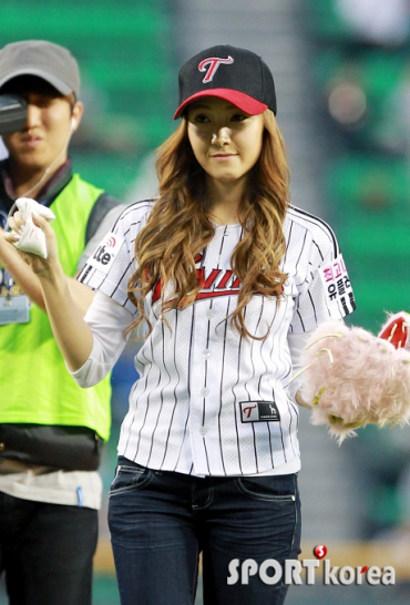 Une idole coréenne joue au baseball...